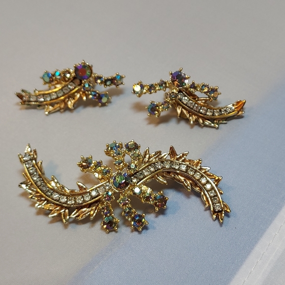 Beautiful  Har Hargo set of earrings and brooch. Goldtone - Picture 1 of 3